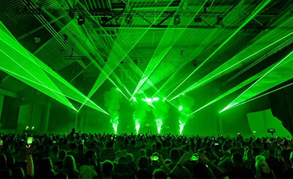 10.000 Raver feiern „strictly hard“