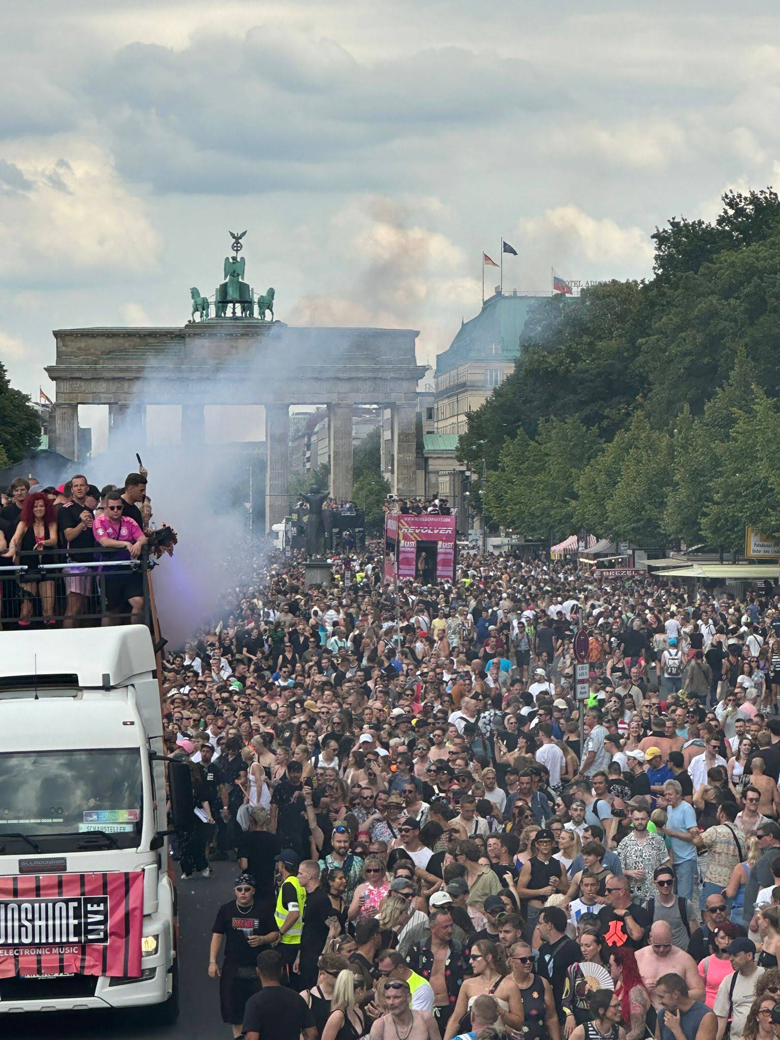 Reportage: Ellen Noir Float @ Rave The Planet 2024