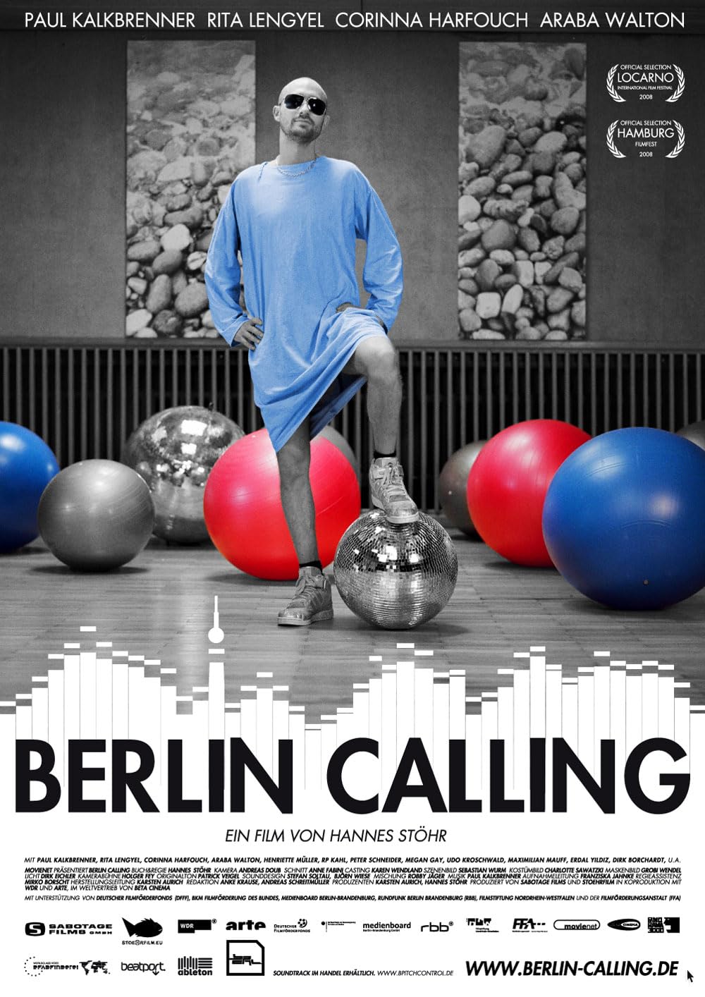 Paul Kalkbrenner als DJ Ickarus bei einem elektronischen Liveauftritt im Film Berlin Calling.