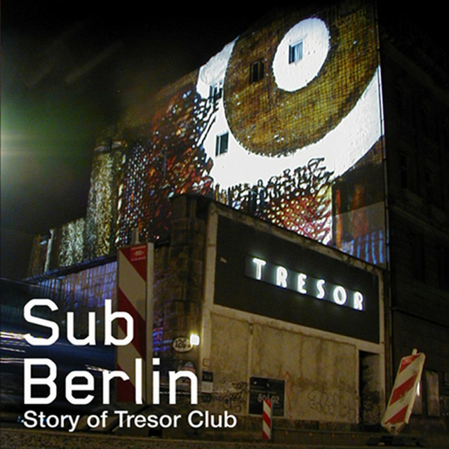 Dunkler industrieller Kellerraum des Berliner Tresor mit Stahlgittern, Nebel und tanzenden Menschen im Stroboskoplicht.